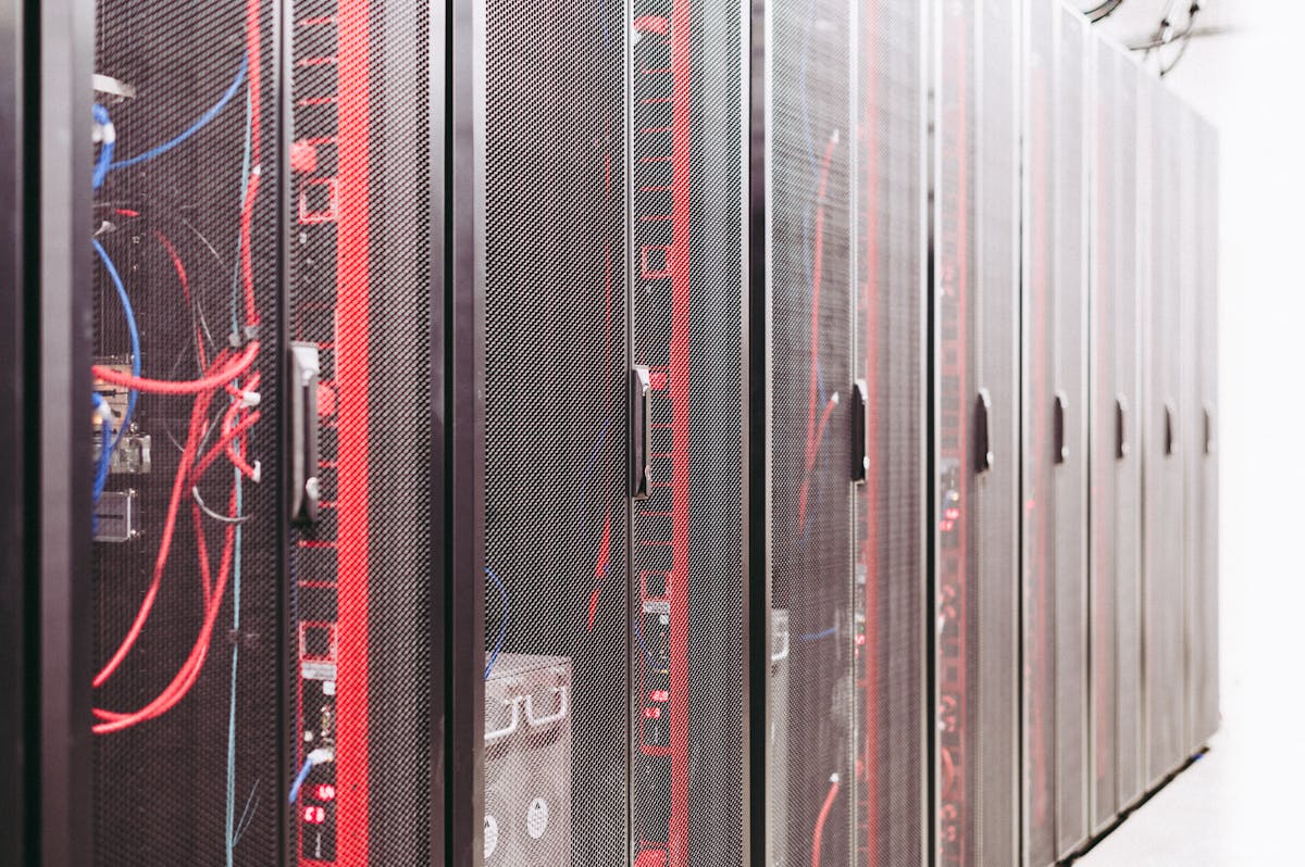 Server-Racks im Rechenzentrum für dezentrale Edge-Standorte